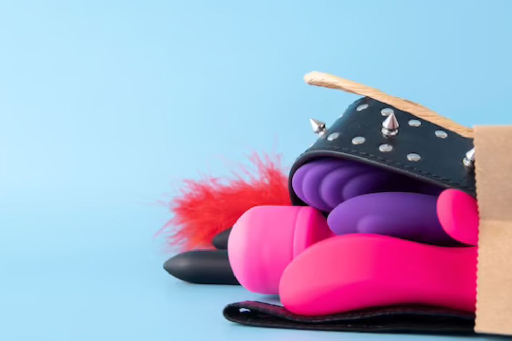 imagem com vários tipos de vibradores em uma sacola