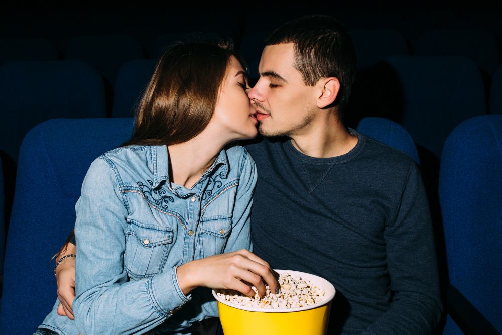 Conto erótico - no escurinho do cinema